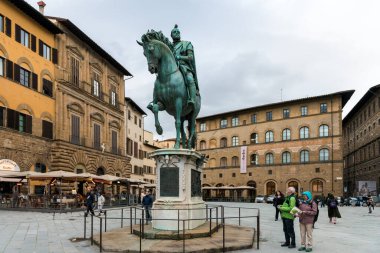 FLORENCE, ITALY - 13, MARCH, 2018: Floransa, İtalya 'da önemli bir turistik yer olan Piazza della Signoria' daki I. Cosimo Anıtı 'nın geniş açılı resmi