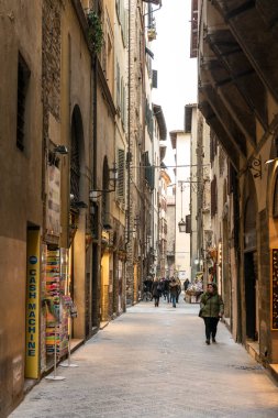 FLORENCE, ITALY - 13 Mart 2018: Floransa, İtalya 'da birçok yerel mağazası olan eski ve dar sokakların dikey resmi