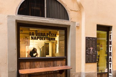 FLORENCE, İtalya - 13 Mart 2018: Floransa, İtalya 'daki ana yemeklerden biri olan geleneksel pizzacının yatay resmi