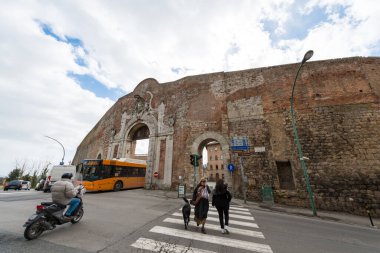 SIENA, İtalya - 13 Mart 2018: İtalya 'nın Siena kentinin kapılarından biri olan Porta Camollia' nın geniş açılı resmi