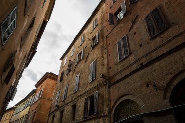 İtalya 'nın Siena kentindeki birçok geleneksel pencereli eski mimari binaların geniş açılı resmi