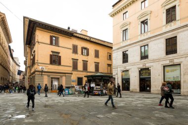 SIENA, İtalya - 13 Mart 2018: Siena, İtalya şehir merkezindeki ticari bölgenin geniş açı resmi
