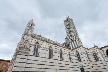 Siena, İtalya 'da bir dönüm noktası olan güzel bir gotik mimarinin geniş açılı resmi.