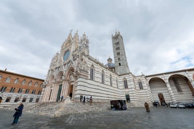 SIENA, İtalya - 13 Mart 2018: Siena, İtalya 'da bir dönüm noktası olan mimari buidling Siena Katedrali' nin yatay resmi