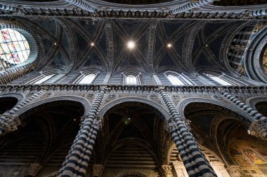 SIENA, İtalya - 13 Mart 2018: Siena, İtalya 'da bulunan Duomo, Siena Katedrali' nin sütunlarının ve tavanının yatay resmi