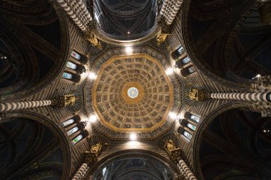 SIENA, İtalya - 13 Mart 2018: Siena, İtalya 'da bulunan Duomo, Siena Katedrali' nin güzel kubbesinin yatay resmi