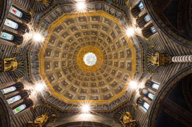 SIENA, İtalya - 13 Mart 2018: Siena Katedrali 'nin renkli kubbesinin geniş açı resmi, Siena, İtalya' nın bir simgesi.