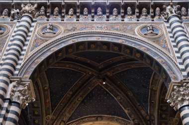SIENA, İtalya - 13 Mart 2018: Siena, İtalya 'da bulunan Katolik Siena Katedrali' nin iç kısımlarında kemer, tavan ve Papa yüzlerinin yatay resmi