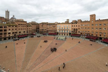 SIENA, İtalya - 13 Mart 2018: Torre del Mangia 'dan Piazza del Campo' nun manzarası, bir kule, Siena, İtalya manzarası