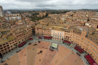 SIENA, İtalya - 13 Mart 2018: Torre del Mangia 'dan Piazza del Campo' nun manzarası, eski Siena, İtalya 'yı görebileceğiniz bir kule
