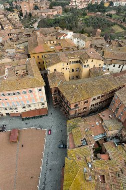 SIENA, İtalya - 13 Mart 2018: Eski Siena, İtalya 'daki sarı ve turuncu binaların dikey resmi