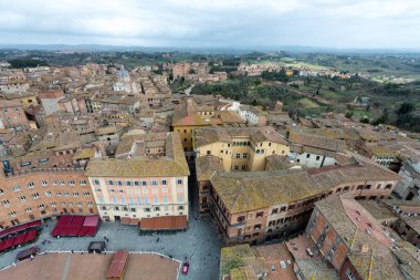 SIENA, İtalya - 13 Mart 2018: Siena, İtalya 'nın Torre del Mangia kentinden eski Siena kentinin geniş açılı resmi