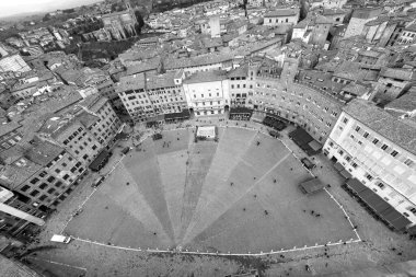 SIENA, İtalya - 13 Mart 2018: Siena, İtalya 'da büyük bir meydan olan Piazza del Campo' nun tepeden tırnağa resmi