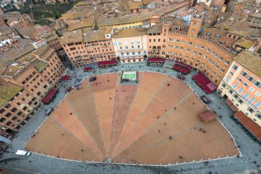 SIENA, İtalya - 13 Mart 2018: Piazza del Campo 'nun tepeden tırnağa resmi, İtalya' nın Siena kentinin önemli bir manzarası