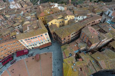 SIENA, İtalya - 13 Mart 2018: Siena, İtalya 'da restoranları olan Piazza del Campo' nun yatay resmi