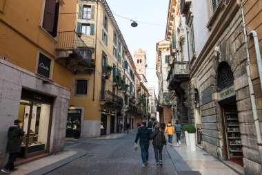 VERONA, İtalya - 14 Mart 2018: Verona, İtalya 'nın pazar caddelerinden biri olan Corto Porta Borsari' nin yatay resmi