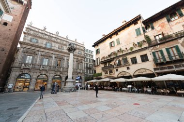 VERONA, İtalya - 14 Mart 2018: Eski Piazza delle Erbe 'nin geniş açı resmi, Verona, İtalya' yı gezmek