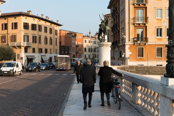 Verona Italia Marzo 2018 Imagen Horizontal Personas Coches Cruzando Puente — Foto de Stock