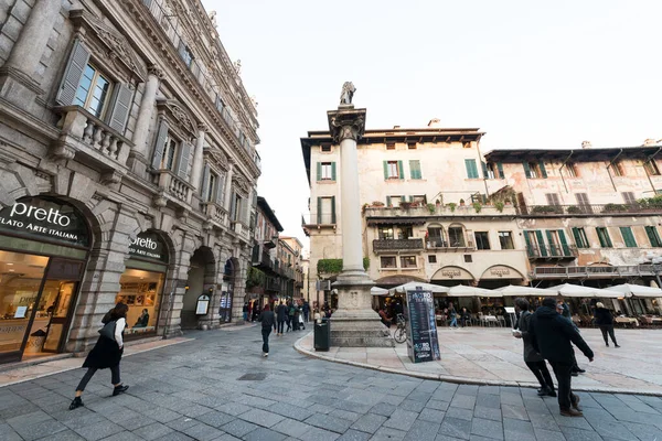 Verona Włochy Marca 2018 Horyzontalny Obraz Starej Architektury Piazza Delle — Zdjęcie stockowe