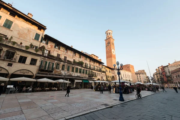 Verona Włochy Marca 2018 Wide Angle Picture Piazza Delle Erbe — Zdjęcie stockowe