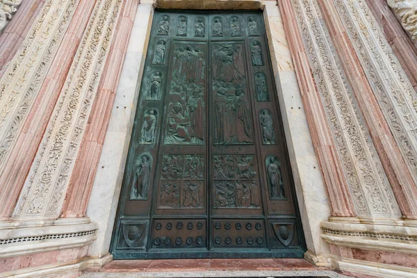 Siena Włochy Marca 2018 Szeroki Kąt Obrazu Zdobionych Drzwi Katedry — Zdjęcie stockowe