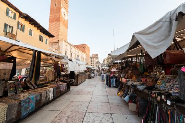 VERONA, İtalya - 14 Mart 2018: Piazza delle Erbe 'nin geleneksel pazarının yatay resmi, Verona, İtalya' yı gezmek