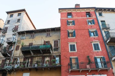 VERONA, İtalya - 14 Mart 2018: İtalya 'nın Verona kentinde günbatımı sırasında Piazza Delle Erbe' deki renkli binaların yatay resmi