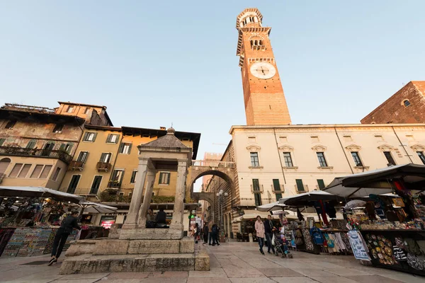 Verona Włochy Marca 2018 Poziome Zdjęcie Wieży Lamberti Starego Targu — Zdjęcie stockowe