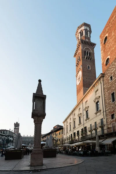 Verona Włochy Marca 2018 Pionowe Zdjęcie Wieży Lamberti Piazza Delle — Zdjęcie stockowe