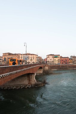 VERONA, İtalya - 14 Mart 2018: Verona, İtalya 'da bulunan eski bir köprü ve binaların dikey resmi