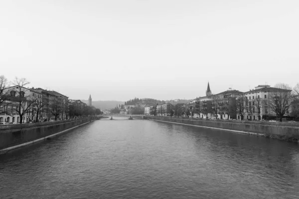 Verona Italy March 2018 Black White Picture Large Adige River — Stock Photo, Image