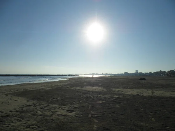 Bild Von Leerem Strand Und Meer Zenit Der Sonne — Stockfoto