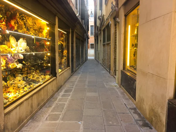 Imagen Calle Venecia Estrecha Vacía Las Luces Los Escaparates —  Fotos de Stock