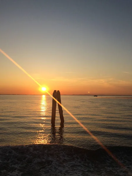 海に沈む夕日の光のイメージ — ストック写真