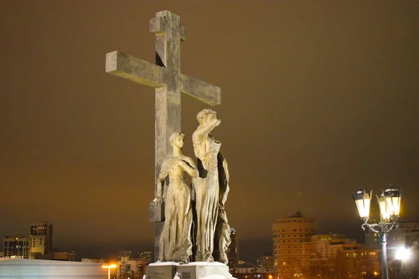 夜の空に対する血の上の寺院での礼拝の十字架のViev サイドビュー — ストック写真