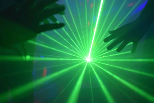 Parlak Disko Işınları Işık Altında Dans Eden Insanların Elleri — Stok fotoğraf