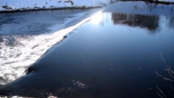 Video Stänk Tröskeln Floden Och Den Reflekterande Solen Från Vattnet — Stockvideo