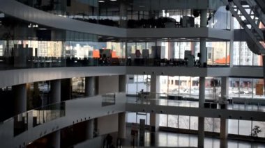 Alışveriş merkezindeki asansörün manzarası yavaşça yükseliyor. 