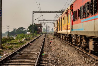 15 Mar 2020 'deki Bihar Hindistan' da yolcularla dolu tren raylardaki Hint ekspres treninin farklı meleklerin görüntüsü..