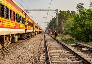 15 Mar 2020 'deki Bihar Hindistan' da yolcularla dolu tren raylardaki Hint ekspres treninin farklı meleklerin görüntüsü..