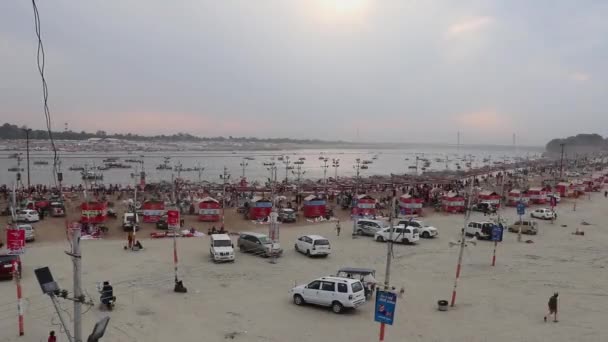 Kumbh Mela于2019年2月28日在Prayagraj Uttar Praěindia拍摄了巨大的人群香气和Ganga Rivier的视角 它显示了人们对上帝的信仰 它是印度的宗教象征 — 图库视频影像