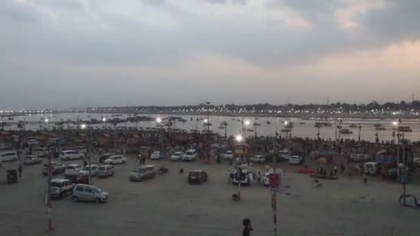 Kumbh Mela于2019年2月28日在Prayagraj Uttar Praěindia拍摄了巨大的人群香气和Ganga Rivier的视角 它显示了人们对上帝的信仰 它是印度的宗教象征 — 图库视频影像