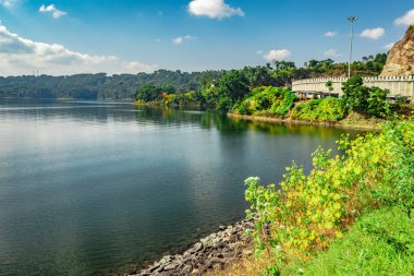 Sulu dağları ve bulutları yansıtan dingin mavi su Shillong Meghalaya Gölü Hindistan 'da çekilmiştir. Doğanın nefes kesici güzelliğini gösteriyor..