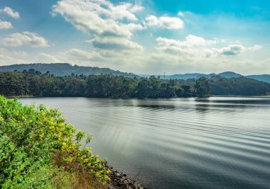 Sulu dağları ve bulutları yansıtan dingin mavi su Shillong Meghalaya Gölü Hindistan 'da çekilmiştir. Doğanın nefes kesici güzelliğini gösteriyor..