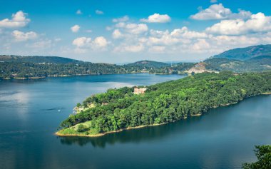 Umiam Gölü Shillong Meghalaya Hindistan 'da sisli dağların oluşturduğu sakin mavi su görüntüsü alınır. Doğanın nefes kesici güzelliğini gösteriyor..