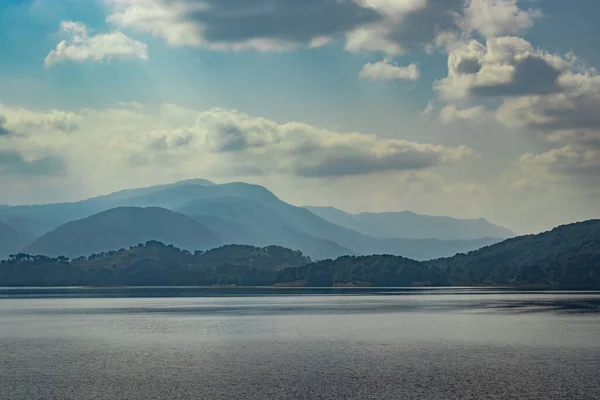 Lago Água Azul Serena Com Montanhas Enevoadas Nuvens Reflexões Imagem — Fotografia de Stock