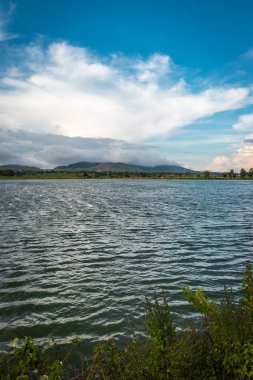 Yol kenarındaki güzel göl, dağ ve muhteşem gökyüzü arkaplanı.