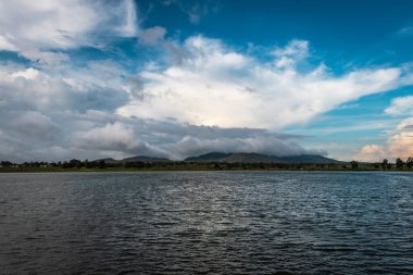 Yol kenarındaki güzel göl, dağ ve muhteşem gökyüzü arkaplanı.