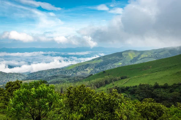 Montanha Coberta Com Camadas Nuvens Bela Imagem Céu Está Mostrando — Fotografia de Stock