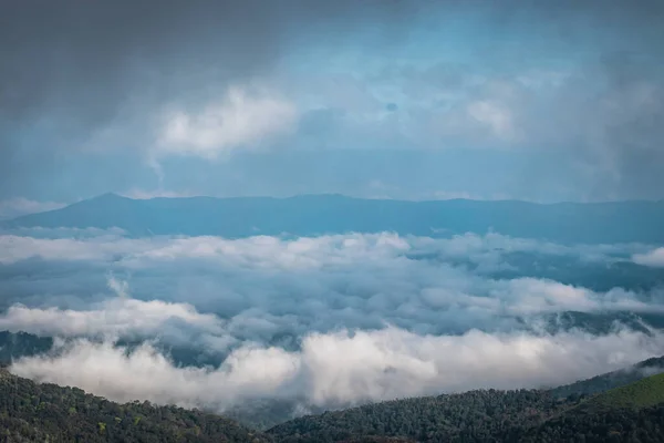 山脈の画像の上の雲の層は 自然の素晴らしい美しさと芸術を示しています この画像はインドのカルナタカ州の丘の上から撮影したものです — ストック写真